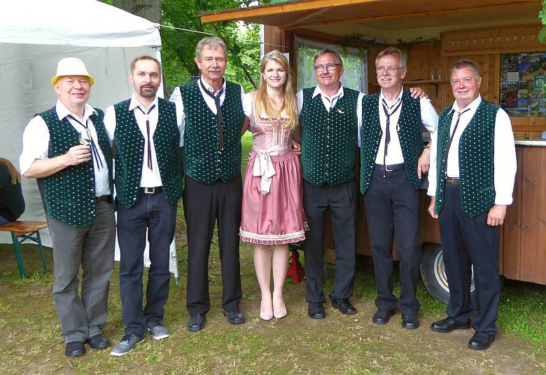 Foto mit der neu gekrnten Weinprinzessin von Gleina Laura Herbel und den Steigraer Musikanten